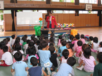 真剣に話を聞く子供たち